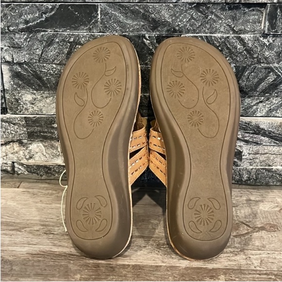 Cliffs‎ by WHITE MOUNTAIN Tan Floral Sandals with intricate weaving - Picture 2 of 9